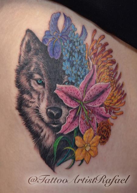 Rafael Marte - Realistic Wolf face with colored flowers 